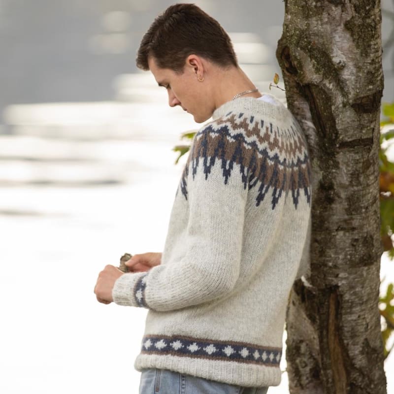 Strikk The Look: Farfar-genser perlegrå