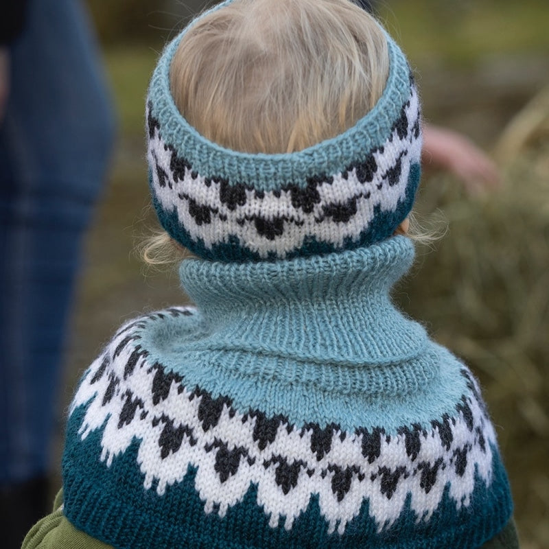 Strikk The Look: Flokken-hals lys petrol