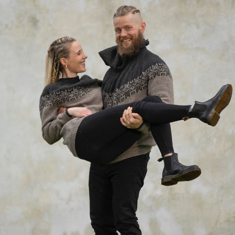 Strikk The Look: Hod-genser m/hette grå/koks