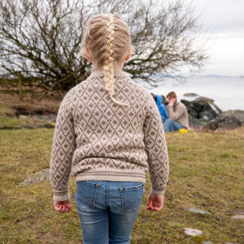 Strikk The Look: Islender genser barn beige/brun