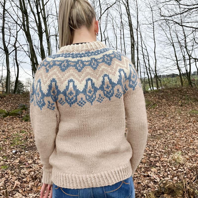 Strikk The Look: Klaki-genser beige/jeansblå
