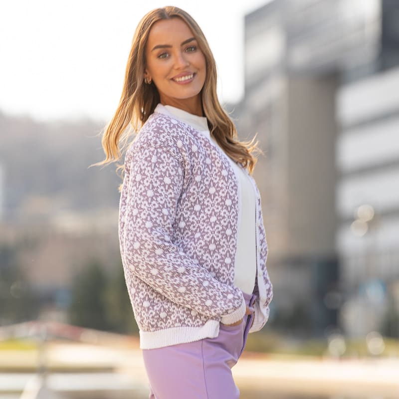 Strikk the Look: Märtha-kofte hvit/lilla