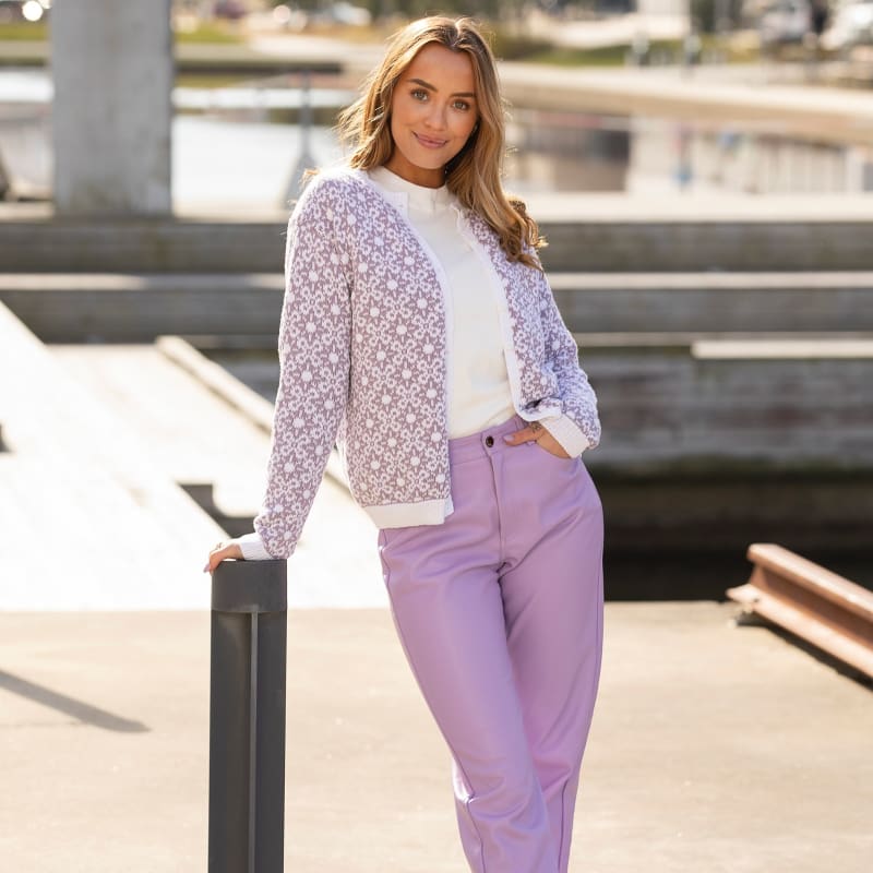 Strikk the Look: Märtha-kofte hvit/lilla