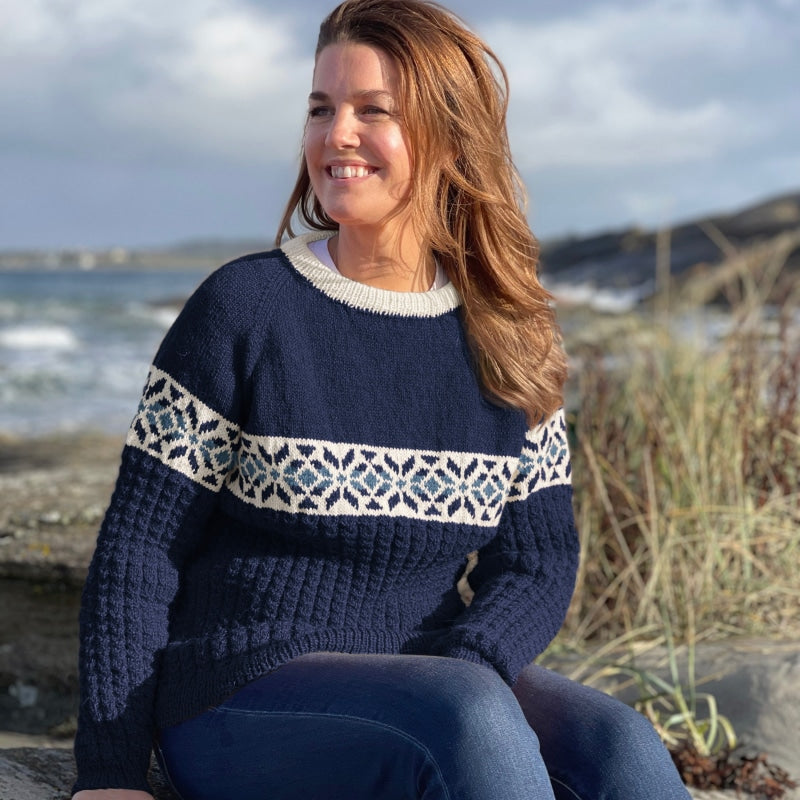 Strikk The Look: Ombo-genser marine (sterk)