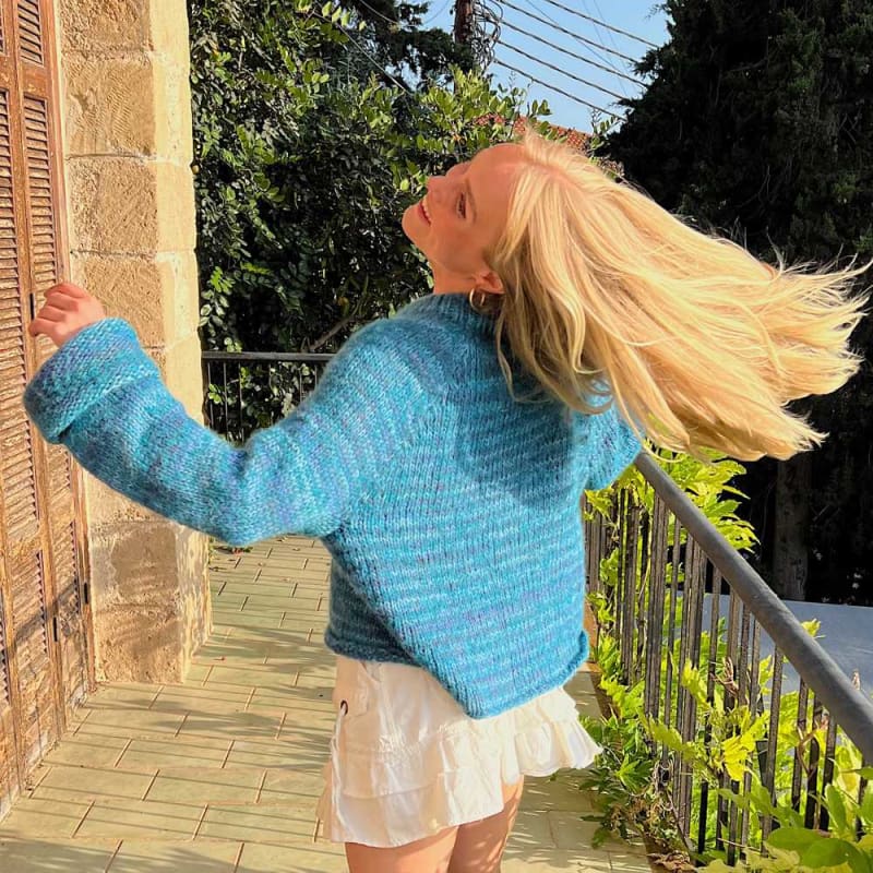 Strikk The Look: Øyunn raglan-genser blå