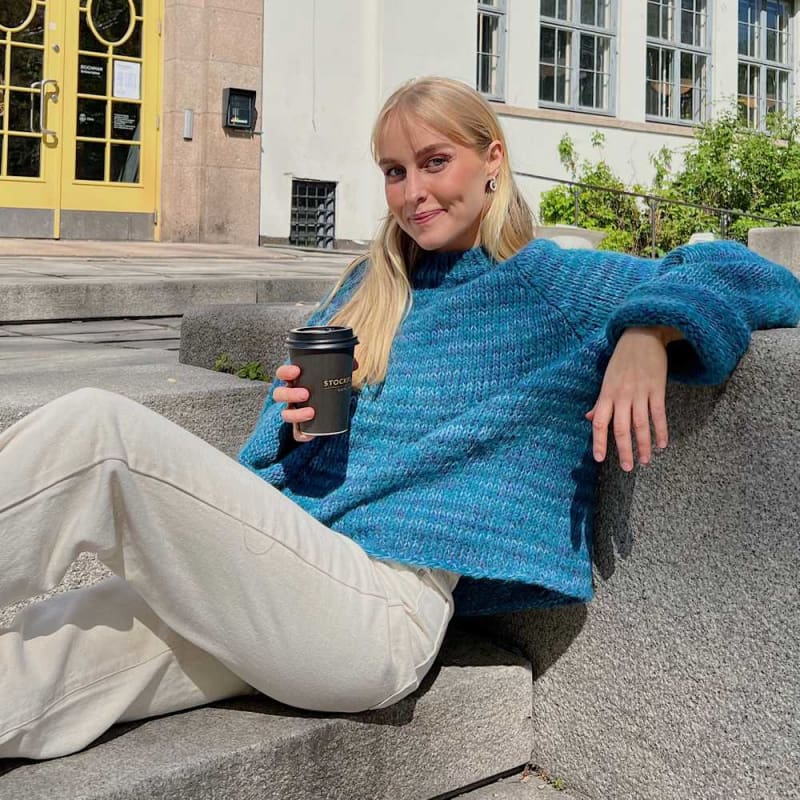 Strikk The Look: Øyunn raglan-genser blå