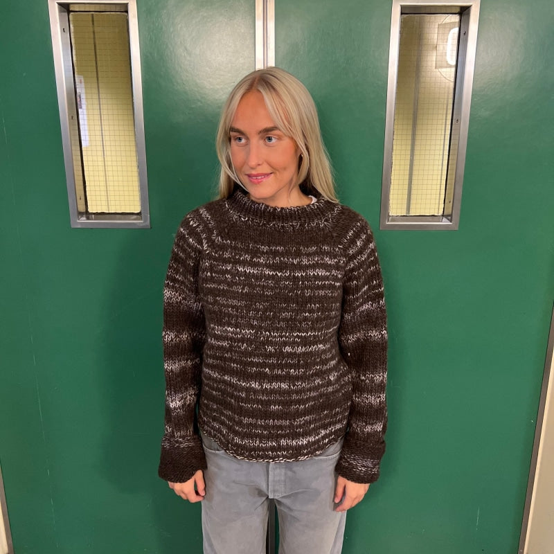 Strikk The Look: Øyunn raglan-genser brun