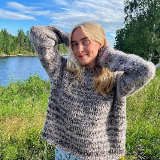 Strikk The Look: Øyunn raglan-genser brun/gråbrun