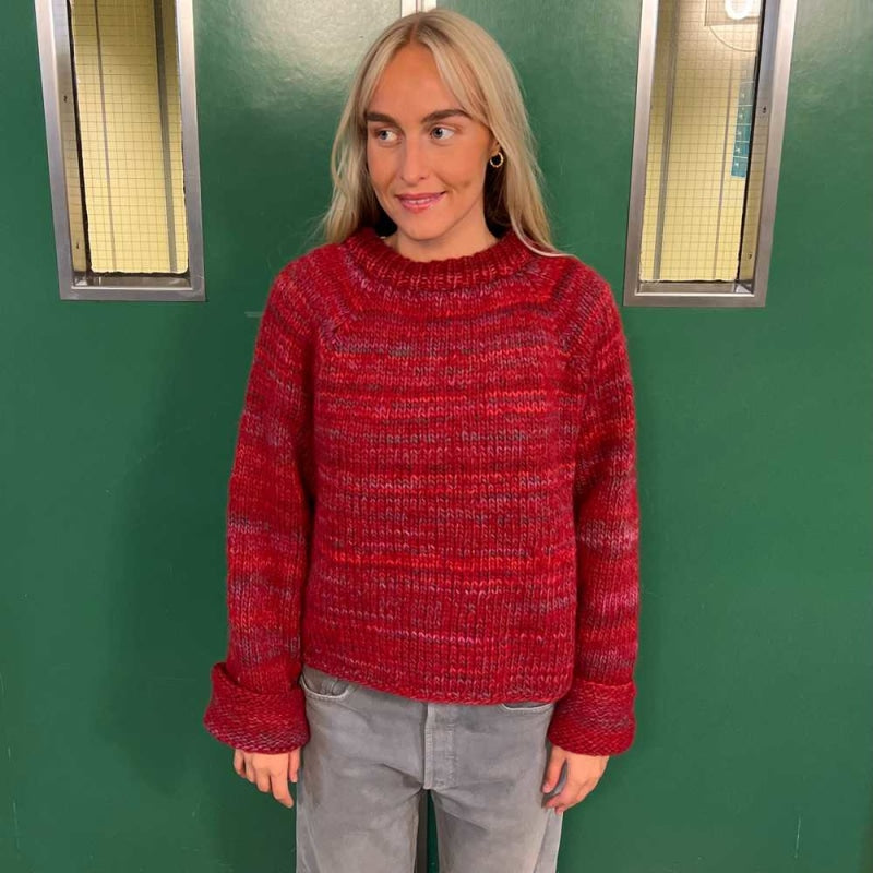 Strikk The Look: Øyunn raglan-genser mørk rød