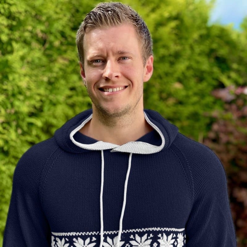 Strikk The Look: Sindre-genser med hette marine