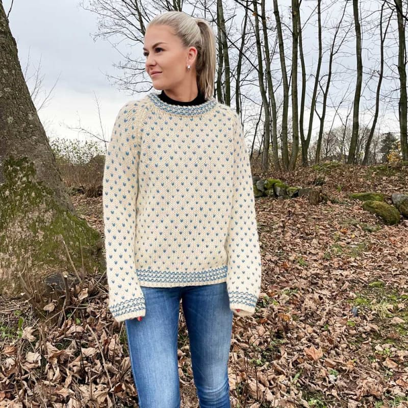 Strikk The Look: Thel-genser hvit/jeansblå
