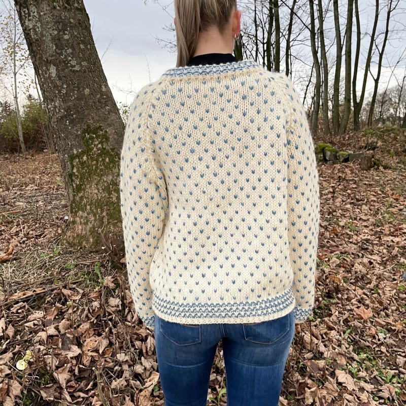Strikk The Look: Thel-genser hvit/jeansblå