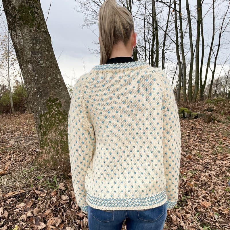 Strikk The Look: Thel-genser hvit/lys blå