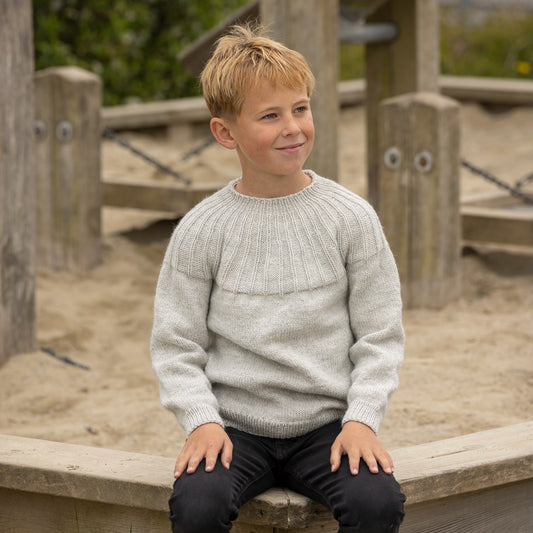 Strikk The Look: Måne gensr, bukse og lue, perlegrå