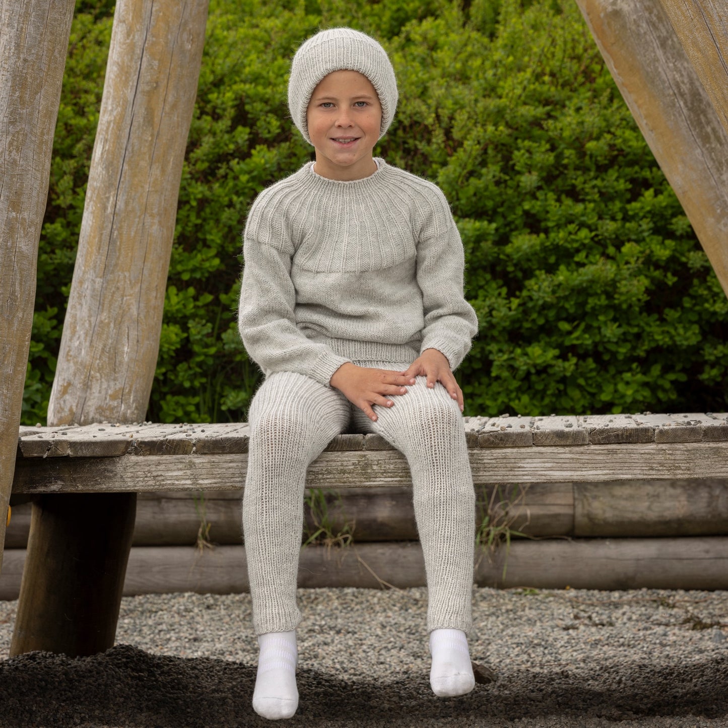 Strikk The Look: Måne gensr, bukse og lue, perlegrå
