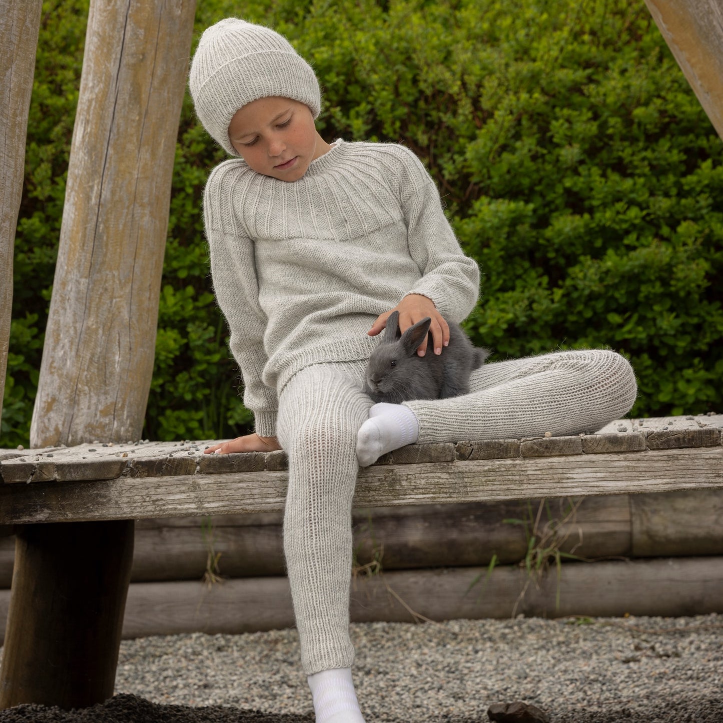 Strikk The Look: Måne gensr, bukse og lue, perlegrå