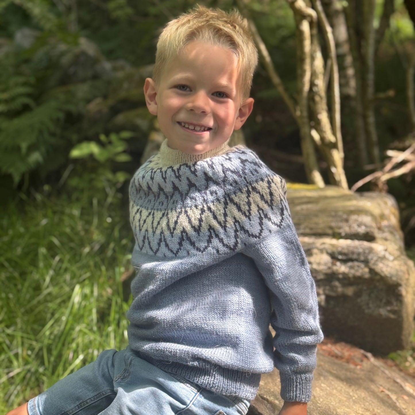 Strikk The Look: Andreas-genser barn blå