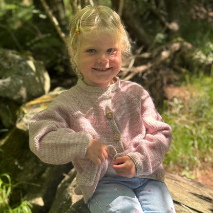 Strikk The Look: Lillevenn-jakke puddderrosa