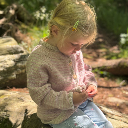 Strikk The Look: Lillevenn-jakke puddderrosa