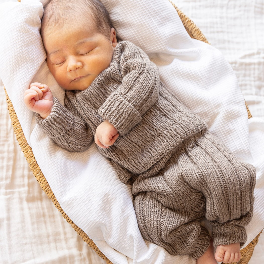 Strikk The Look: Mys genser og bukse hassel