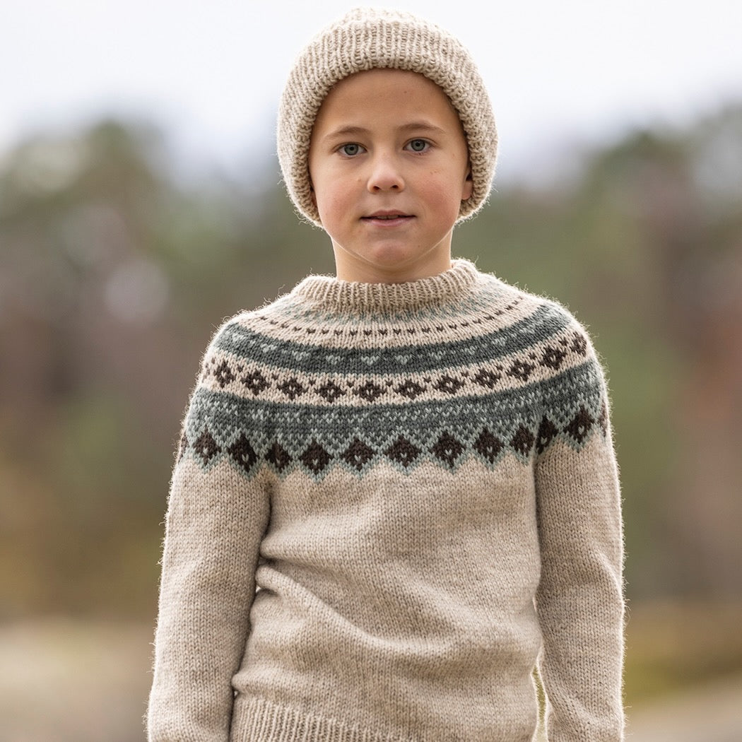 Strikk The Look: Fjellbris-genser perlegrå