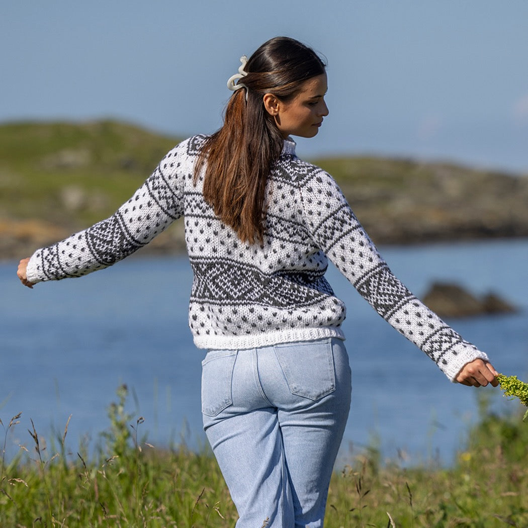 Strikk the Look: Fjellro setesdal-genser hvit