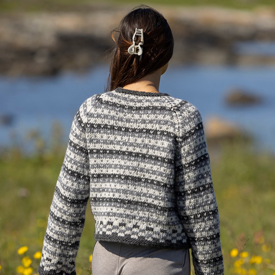 Strikk The Look: Kystlys Fana-genser grå