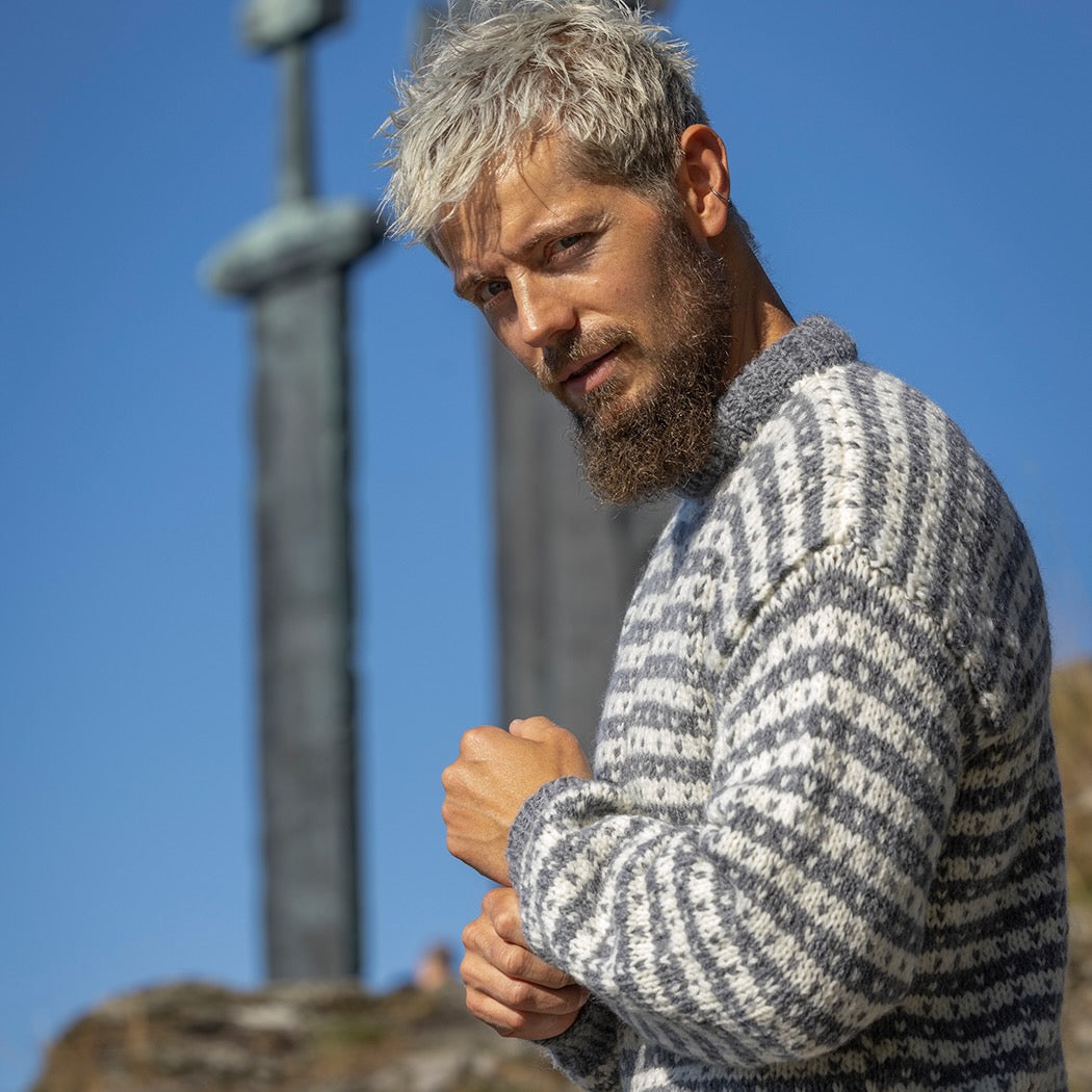 Strikk The Look: Skarv-genser grå