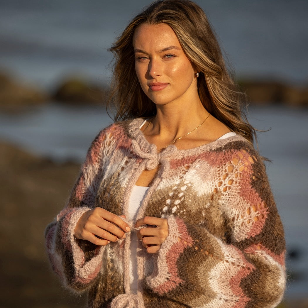 Strikk The Look:  Meander-jakke pudderrosa