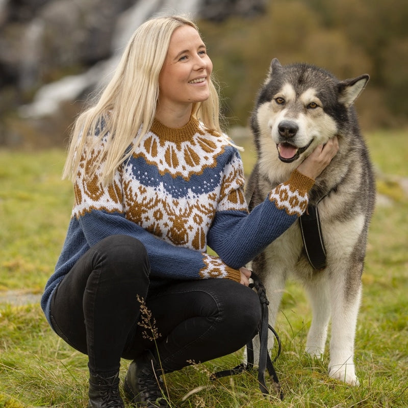 Strikk The Look: Hjorte-genser lys jeansblå