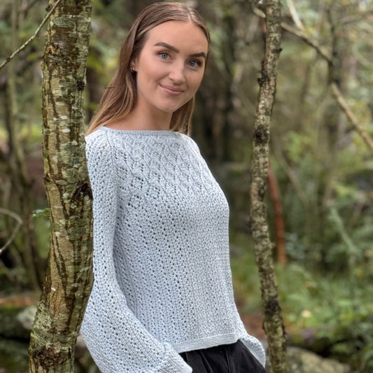 Strikk The Look: Mareng-genser, lys gråblå by Mie Capplen