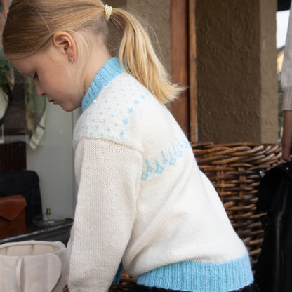 Strikk The Look: Snowman-barnegenser karibisk blå