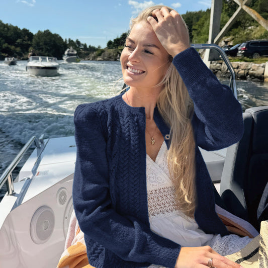 Strikk The Look: Tresser cardigan marine