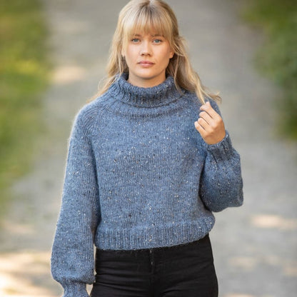 Strikk The Look: Debby-genser jeansblå