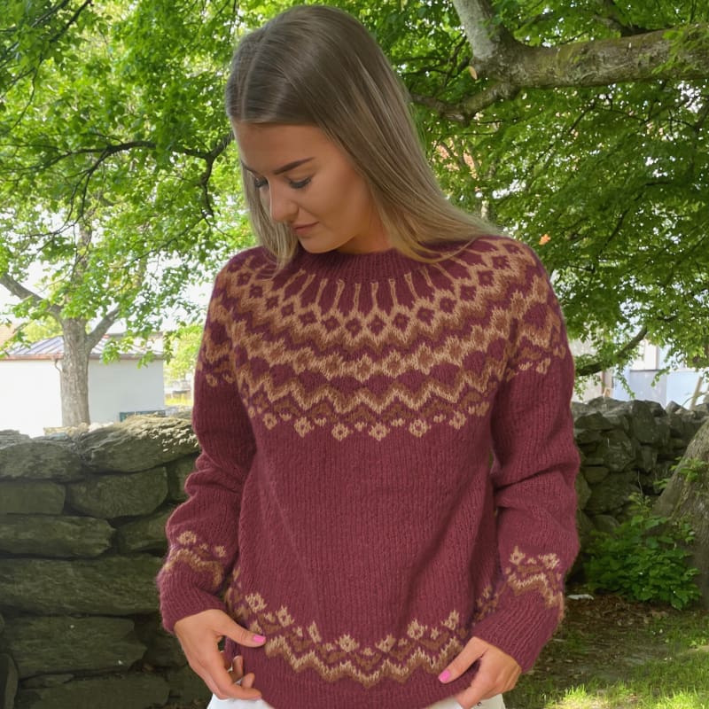 Strikk The Look: Dolomitt-genser mørk vinrød