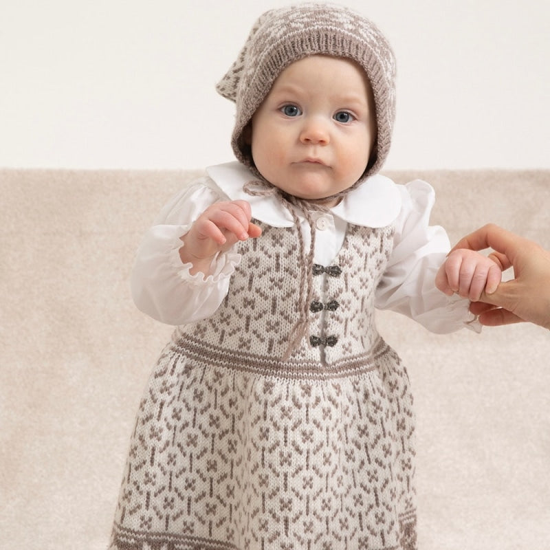Strikk The Look: Ellinor kjole og skaut hvit/brun