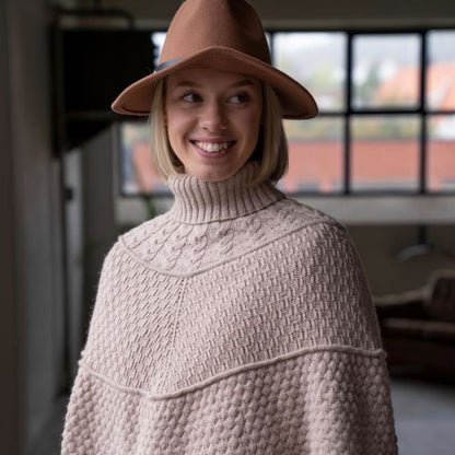 Strikk The Look: Ines-poncho pudderbeige
