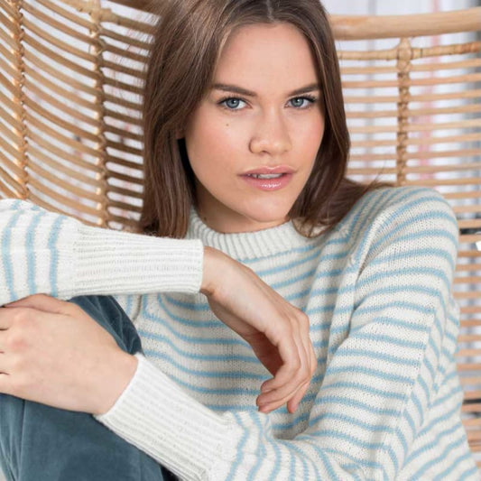 Strikk the Look: Pernilla-genser hvit/dueblå