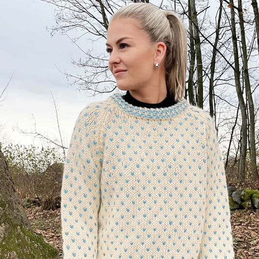 Strikk The Look: Thel-genser hvit/lys blå