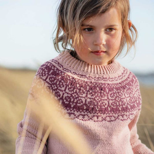 Strikk The Look: Tyri-genser barn pudder